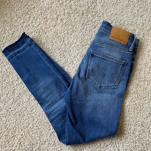 Aritzia’s Denim Forum The Nico mid-rise skinny crop. Size 25.